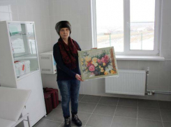 В Камышинском районе сельчан так обрадовало открытие долгожданного фельдшерско-акушерского пункта, что они подарили ему картину