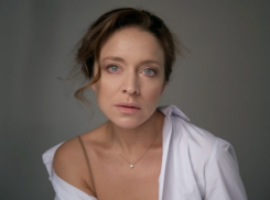 Актрису Серафиму Низовскую пригласили выступить на молодежном фестивале  #ТриЧетыре в Волгограде за 200 тысяч рублей