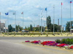 В Камышине с клумбы, задекорированной камнем, оперативно убрали сорняки