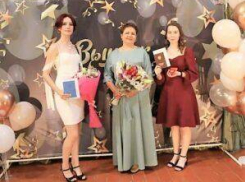 В Уметовской сельской школе Камышинского района в этом году было всего две выпускницы, но зато какие!