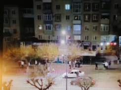 Камышане обсуждают в соцсетях потасовку на улице Ленина, похожую на массовую драку (ВИДЕО)