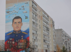 Появилось граффити на высотке с портретом погибшего в СВО Героя России - жителя Камышинского района Алексея Осокина: пример для Камышина?