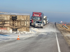 На московской трассе после столкновения грузовая машина завалилась на бок, на дорогу хлынула река белой краски, пострадали два водителя (ВИДЕО)