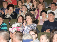 В Камышине на концерте патриотической песни офицер опустился на колено, вручая цветы матери Героя России Александра Колгатина - его имя носит фестиваль
