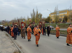 В Камышине крестный ход во славу Святого покровителя Камышина Димитрия Солунского в эти минуты движется по улице Некрасова
