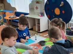 В Камышине мама ребенка-детсадовца в шоке разбирается с появлением синяка на лице у малыша и подозревает в происхождении гематомы воспитателя