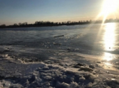 «Всех вытащили, один скончался»: подробности трагедии на льду с тремя детьми в Волжском