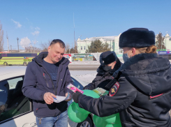 В Камышине 23 февраля очаровательные сотрудницы ППС пообщались с водителями-мужчинами на самом оживленном городском участке дороги