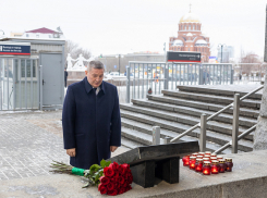 Андрей Бочаров почтил память погибших в терактах 2013 года в Волгограде