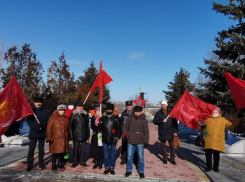 Боевые офицеры, представляющие в Камышине политическое движение «За новый социализм», пришли с цветами к «афганскому» мемориалу