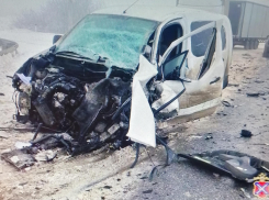 На трассе  между Камышином и Волгоградом «Пежо» попал в жесткий переплет, водитель в больнице