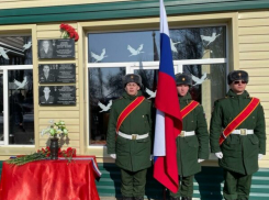На здании сельской школы установили памятные доски в честь павших в спецоперации героев из Камышинского района