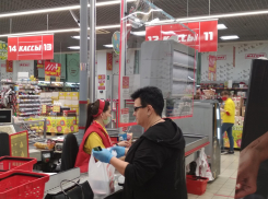 В крупных камышинских сетевиках появляются противовирусные экраны у касс
