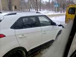 В Камышине на заснеженной улице Текстильной случилось ДТП