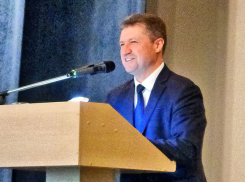 «Почему в Камышине начали «выгонять» в отставку главу города Зинченко, ведь у него еще два года полномочий?», - камышанин