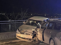 Во время столкновения на Бородинском мосту в Камышине пострадали парень-водитель и девушка-пассажирка (ВИДЕО)