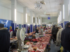 Продавцы мясного павильона на центральном рынке Камышина принимают предновогодние заказы на говядину по 650 рублей