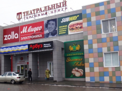 Проверки после Кемерово: пожарная машина с включенной сиреной «блокировала» торговый центр «Театральный» в третьем микрорайоне Камышина