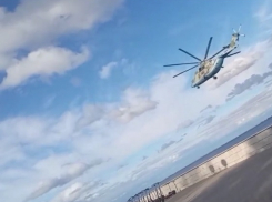 Тяжелый десантный вертолет экстремально пролетел над набережной в Камышине: обсуждение продолжается