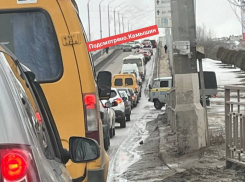 Пробки в две стороны на Бородинском мосту парализовали движение к концу рабочего дня 7 февраля в Камышине