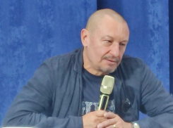 Два известных военкора- «федерала» в один голос «выгнали» с войны журналисток, даже приехавших на фронт выходить замуж