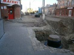 Осторожно: на реконструируемой улице Октябрьской появилась опасная яма! - камышанка