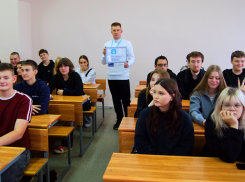 Студентов Камышинского технологического института во время специальной лекции учили отличать обычный конфликт от травли