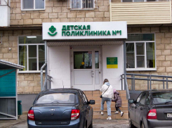 Нельзя ли в Камышине немного «отодвинуть» парковку от входа в поликлинику? - камышанка