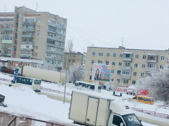 В Камышине очередная фура опасно забуксовала на «роковом» для большегрузов подъеме