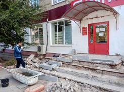 После критики покупателей сетевой магазин на улице Кирова в Камышине решил накануне сезона непогоды обновить крыльцо