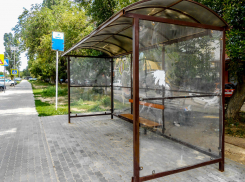 Камышинские «маратели» безнаказанно «приложились» к новому остановочному павильону