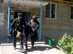 В Волгограде полицейские штурмом брали квартиру, в которой отец удерживал пятерых детей, один мальчик получил ранения