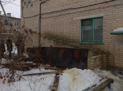 В Мичуринском сельском поселении Камышинского района ледовый нарост, сорвавшийся с крыши дома, чуть не убил жителей