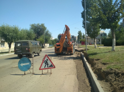 В Камышине на улице Волгоградской идет установка бордюрного камня
