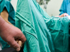 В ожоговом отделении больницы врачи спасают двух маленьких пациентов, доставленных в тяжелом состоянии