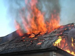 В поселке Госстанция Камышинского района жителей напугал дом с огненной крышей