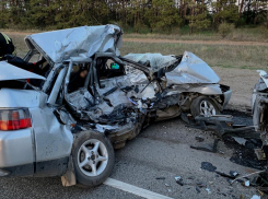 «ВАЗ» врезался в фуру: женщина-водитель и пассажир скончались на месте