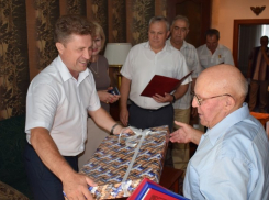 В Камышине генерал-майор в отставке Андрей Хоменко принимает поздравления с юбилеем