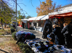 В Камышине у ДК «Текстильщик» продавцы разложили штаны, сало и селедку