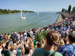 Приплывшего по зеленой воде Петра Первого встретили камышинские барабанщицы с перьями и препроводили на дегустацию