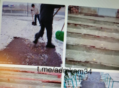 Администрация Камышина показала в телеграм-канале, как службы благоустройства активно борются с наледью