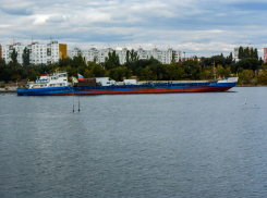 Путь в Камышин с воды обозначают российский триколор и флаг войск РХБЗ