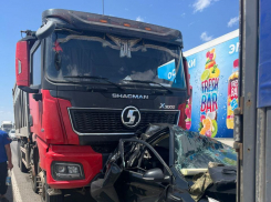 KIA смяло между двумя грузовиками на волгоградской трассе 12 июля