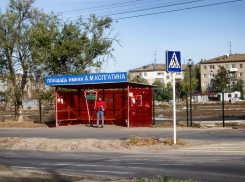 Не кажется ли властям города, что надпись «Площадь имени Колгатина» плохо смотрится на фоне пустыря? - камышанка