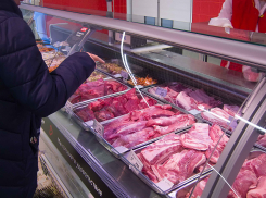 Бифштекс из свинины с салатом из огурца становится для камышан деликатесом в феврале