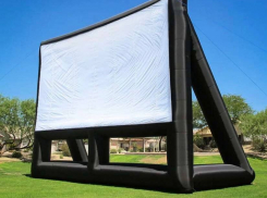 Администрация Камышина решила купить экран для уличного кино - горожане поинтересовались, придется ли нести с собой стулья 