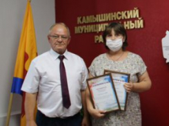 В Камышинском районе наградили сельскую главу Елену Маракаеву за мужество на пожаре