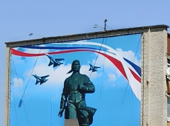 В Камышине в новом баннере-визитке с Маресьевым на торце высотки у моста сделали досадную грамматическую ошибку и вывесили напоказ