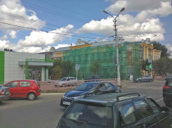 В Камышине ремонт исторического здания на улице Пролетарской в бухте «завернул за угол»