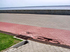 В Камышине на набережной Волги продолжает отваливаться тротуарная плитка